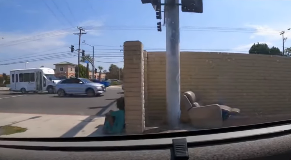 Xót xa hình ảnh mới nhất của Kim Ngân: Tiều tụy và vạ vật ngoài đường-1