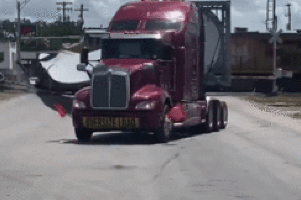 Xe đầu kéo chở cánh quạt gió khổng lồ bị tàu hỏa tông lật