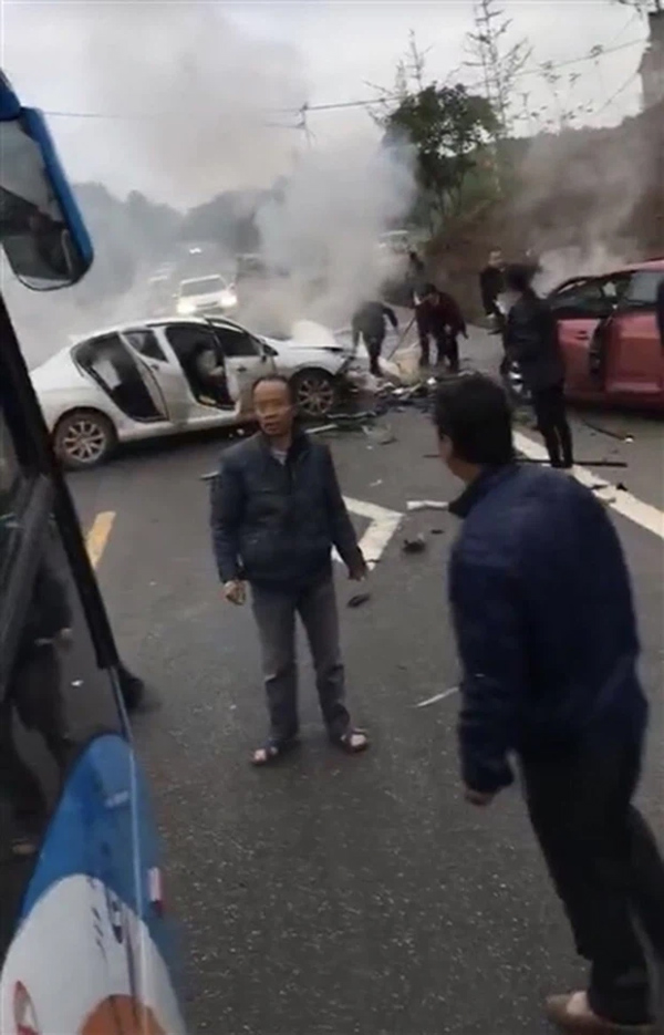 Ô tô đột nhiên bốc cháy khi đang đậu trong bãi xe khiến 2 mẹ con mắc kẹt bên trong tử vong-1