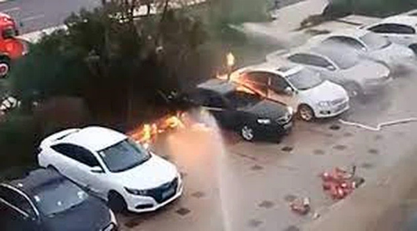 Ô tô đột nhiên bốc cháy khi đang đậu trong bãi xe khiến 2 mẹ con mắc kẹt bên trong tử vong-2