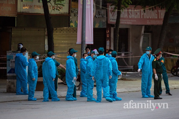 Ngay lúc này: Bắt đầu di dân ra khỏi ổ dịch nóng nhất Hà Nội, dự kiến khoảng hơn 1.200 người trong 3 ngày-1