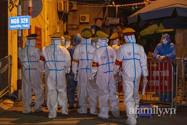 Ngay lúc này: Bắt đầu di dân ra khỏi ổ dịch nóng nhất Hà Nội, dự kiến khoảng hơn 1.200 người trong 3 ngày-2