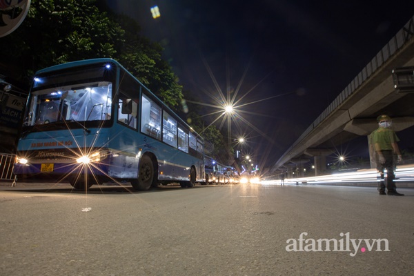 Ngay lúc này: Bắt đầu di dân ra khỏi ổ dịch nóng nhất Hà Nội, dự kiến khoảng hơn 1.200 người trong 3 ngày-4