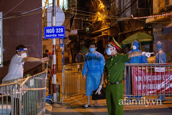 Ngay lúc này: Bắt đầu di dân ra khỏi ổ dịch nóng nhất Hà Nội, dự kiến khoảng hơn 1.200 người trong 3 ngày-5