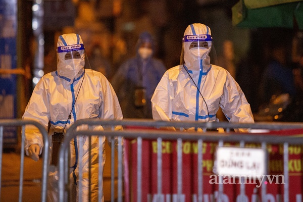 Ngay lúc này: Bắt đầu di dân ra khỏi ổ dịch nóng nhất Hà Nội, dự kiến khoảng hơn 1.200 người trong 3 ngày-7