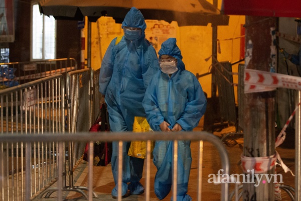 Ngay lúc này: Bắt đầu di dân ra khỏi ổ dịch nóng nhất Hà Nội, dự kiến khoảng hơn 1.200 người trong 3 ngày-12