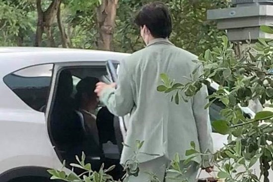 Giữa mùa dịch vẫn có một nam ca sĩ lén lút đi thu âm, lập tức bị công an đến xử lý