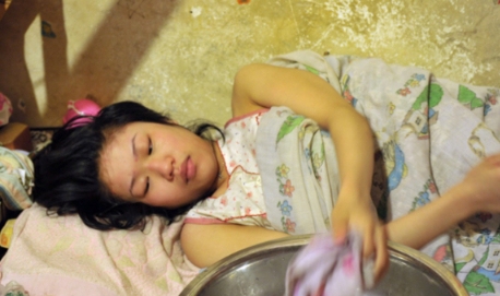 Con gái nằm liệt giường 18 năm bỗng nhiên có thai, mẹ chết lặng khi biết tác giả của bào thai ấy-1