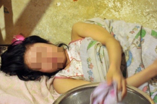 Cháu gái đang ngủ đột nhiên khóc lớn giữa đêm, ông bà lo sốt vó, giấu cháu check camera rồi phát hiện sự thật kinh hoàng-4