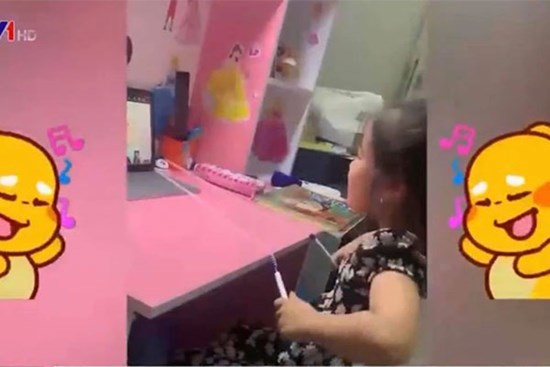 Con mới vào lớp 1, lần đầu học trực tuyến đã làm hành động khiến mẹ trầm cảm không nói nên lời