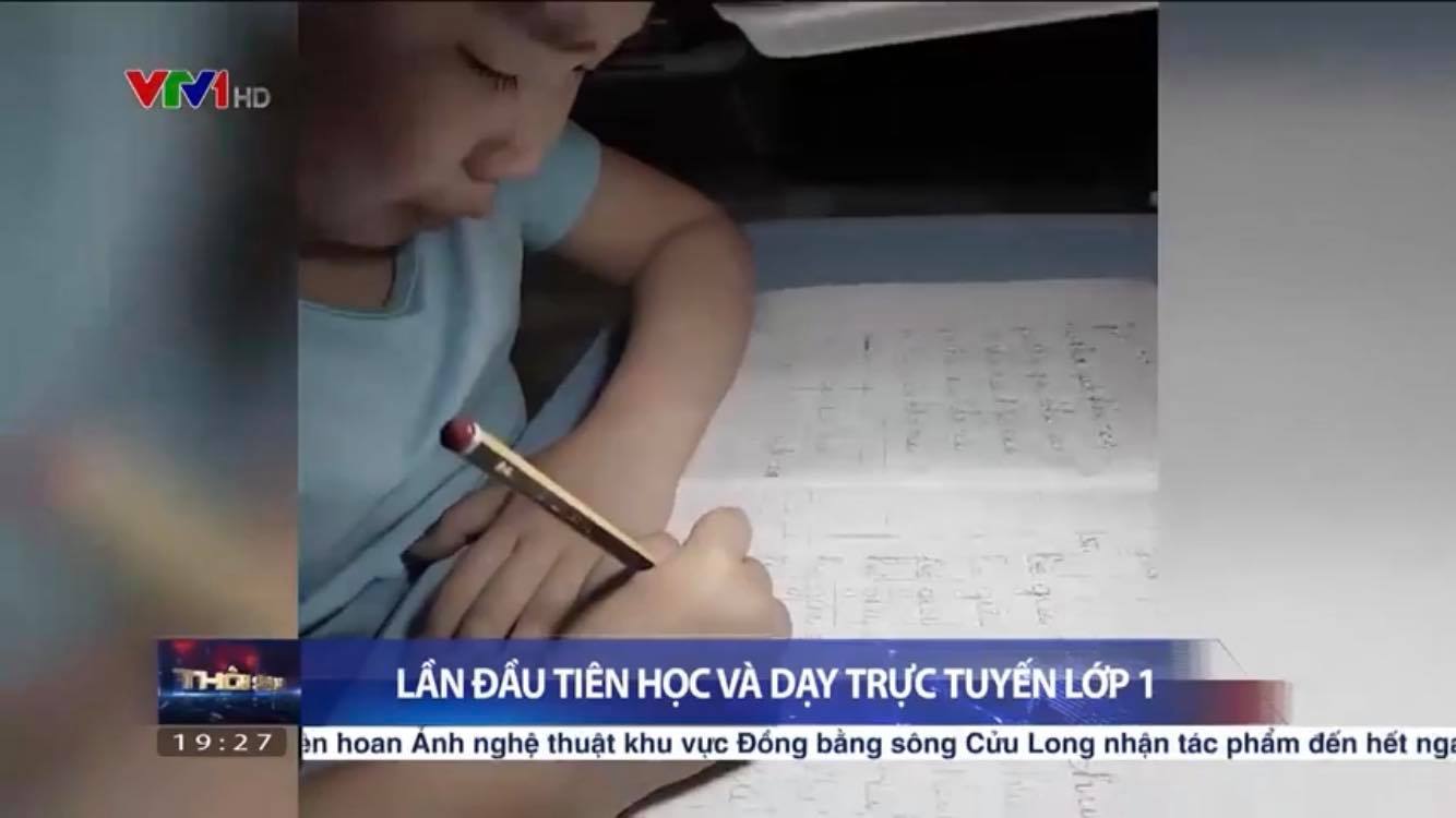 Con mới vào lớp 1, lần đầu học trực tuyến đã làm hành động khiến mẹ trầm cảm không nói nên lời-3