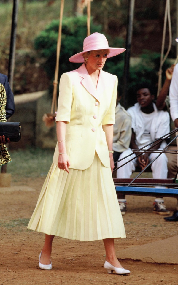 Bộ đầm diễm lệ của Công nương Diana trong phim: Thiết kế Chanel cách đây 33 năm và lời đồn đoán về chiếc váy phiên bản gốc-9