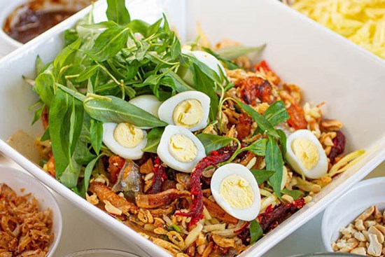 Chị em trổ tài làm bánh tráng trộn thần thánh, ai thưởng thức cũng xuýt xoa khen ngon