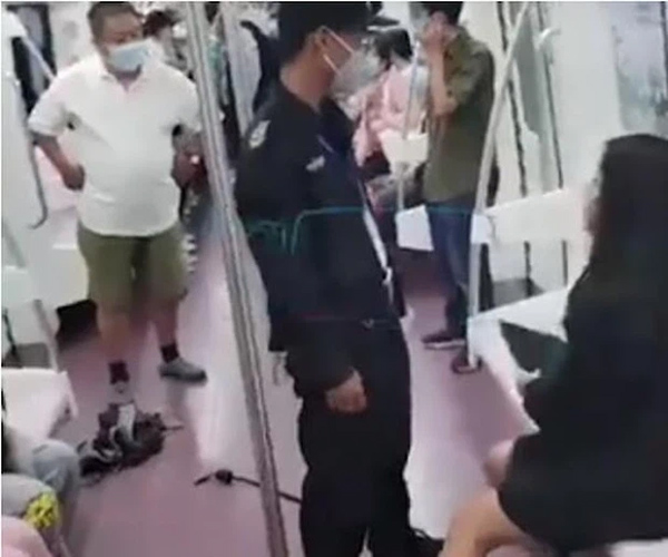 Cô gái trẻ bị bảo vệ kéo lê đến rách quần áo rồi tống khỏi tàu điện ngầm, nguyên nhân câu chuyện gây tranh cãi lớn trên MXH-1