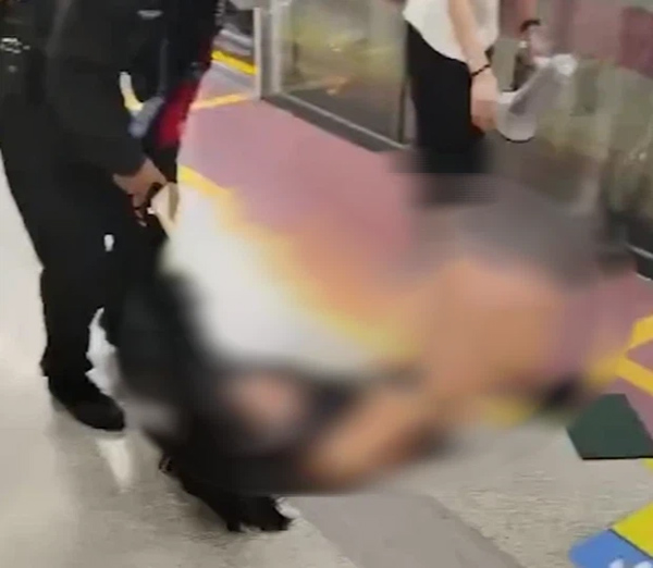 Cô gái trẻ bị bảo vệ kéo lê đến rách quần áo rồi tống khỏi tàu điện ngầm, nguyên nhân câu chuyện gây tranh cãi lớn trên MXH-2