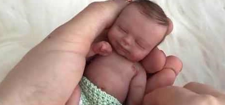 Vợ bầu 6 tháng, đêm đi làm về chồng sợ tái mặt khi thấy đứa con đang nằm lọt thỏm trong bàn tay vợ-2