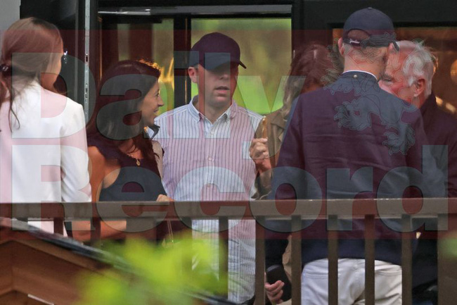 Sau bê bối ngoại tình bỏ vợ con, cựu Bộ trường Y tế Anh công khai xuất hiện bên kẻ thứ 3-3