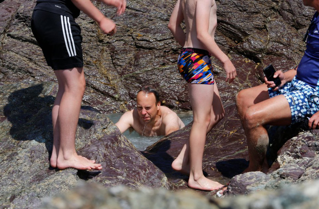 Sau bê bối ngoại tình bỏ vợ con, cựu Bộ trường Y tế Anh công khai xuất hiện bên kẻ thứ 3-4