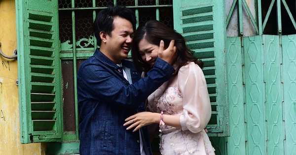 Đang chuẩn bị động phòng thì có tiếng tin nhắn, chồng nhỡ tay ném vỡ điện thoại kêu phiền, tiếc của tôi mang đi sửa thì rùng mình với điều này-2