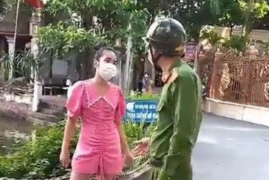 Đang đi dạo bị công an đưa về phường, cô gái tuyên bố: 