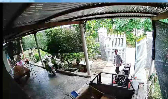 Cãi nhau, chồng vác rựa chém vợ liên tiếp-1
