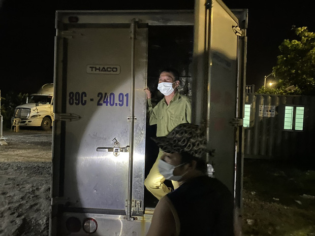 Giấu bố đẻ vào thùng phuy trên xe tải để qua chốt Covid-19-1
