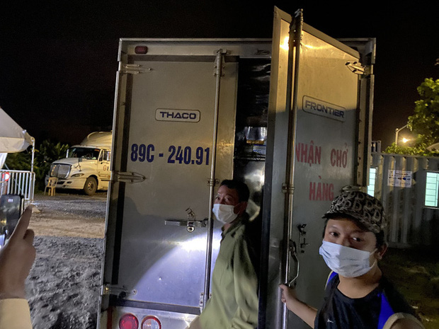 Giấu bố đẻ vào thùng phuy trên xe tải để qua chốt Covid-19-2