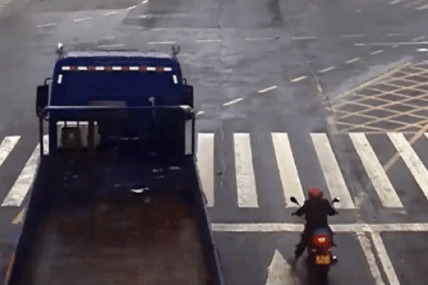 Nhờ mũ bảo hiểm, người phụ nữ thoát chết đầy may mắn