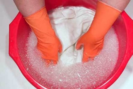 Giặt quần áo cho người mắc Covid-19 điều trị tại nhà như thế nào?