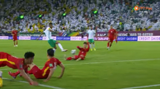 Hình ảnh thương nhất trên sân bóng: Quế Ngọc Hải chắp tay, năn nỉ trọng tài sau khi Duy Mạnh bị phạt thẻ đỏ-2