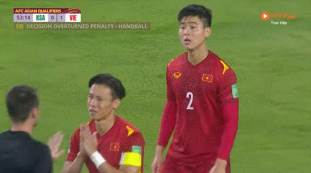 Hình ảnh thương nhất trên sân bóng: Quế Ngọc Hải chắp tay, năn nỉ trọng tài sau khi Duy Mạnh bị phạt thẻ đỏ-4