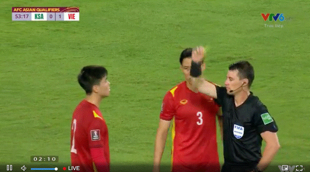 Hình ảnh thương nhất trên sân bóng: Quế Ngọc Hải chắp tay, năn nỉ trọng tài sau khi Duy Mạnh bị phạt thẻ đỏ-6