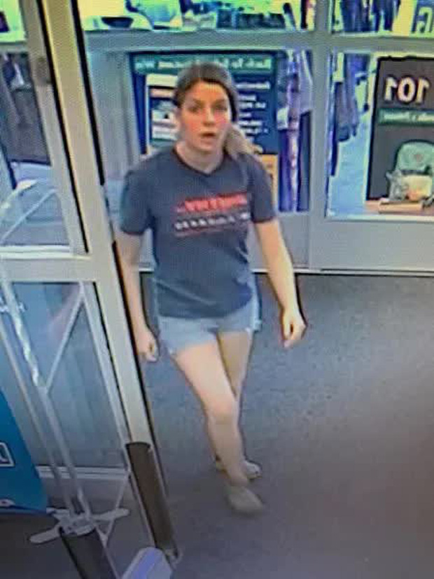 Cô gái ném balo vào thùng rác rồi ung dung đi vào shop, nhân viên thấy lạ thử mở ra xem liền hốt hoảng báo cảnh sát-1