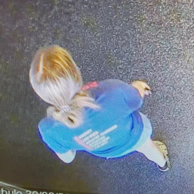 Cô gái ném balo vào thùng rác rồi ung dung đi vào shop, nhân viên thấy lạ thử mở ra xem liền hốt hoảng báo cảnh sát-2