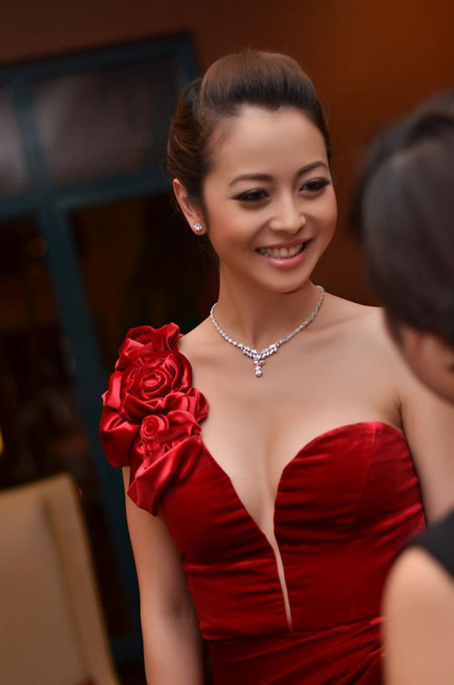 Có nữ MC từng khiến nhiều người nhức mắt vì thói quen phối đồ quá gợi cảm, độ sexy vượt cả hậu thế!-1