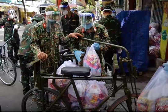 Xe đạp thồ chuyển lương thực vào hẻm tiếp tế cho người dân