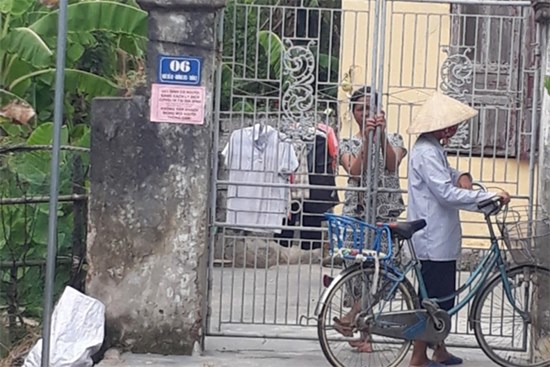 Vì sao chính quyền khóa cổng 278 hộ gia đình có người cách ly?