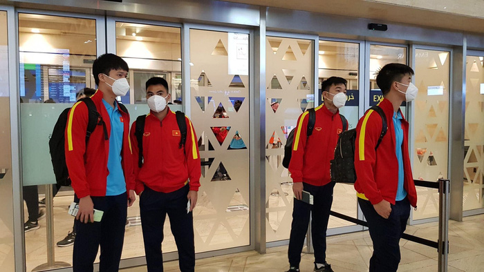 Đội tuyển Việt Nam mệt mỏi ra sân bay về nước sau trận khổ chiến với tuyển Saudi Arabia-2