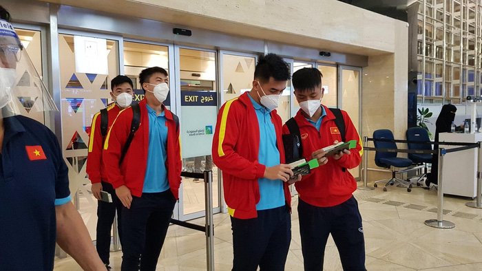 Đội tuyển Việt Nam mệt mỏi ra sân bay về nước sau trận khổ chiến với tuyển Saudi Arabia-3