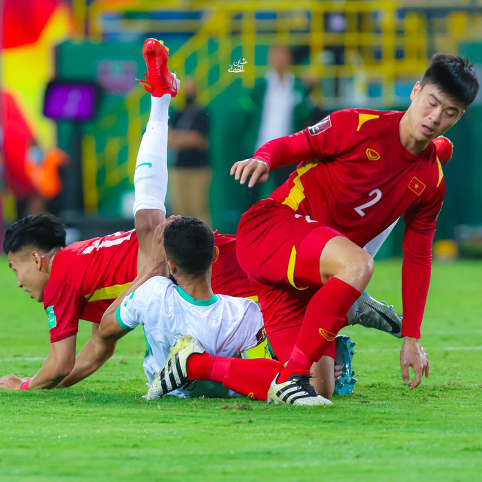Đội tuyển Việt Nam mệt mỏi ra sân bay về nước sau trận khổ chiến với tuyển Saudi Arabia-4