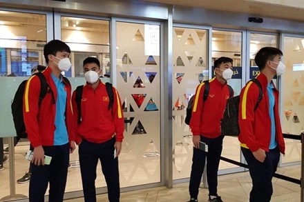 Đội tuyển Việt Nam mệt mỏi ra sân bay về nước sau trận khổ chiến với tuyển Saudi Arabia