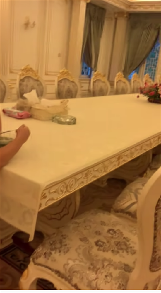 Tỷ phú 9 tuổi thừa kế khối tài sản 6000 tỷ tập tành review đồ ăn, đó lại là một món không ai ngờ tới-4