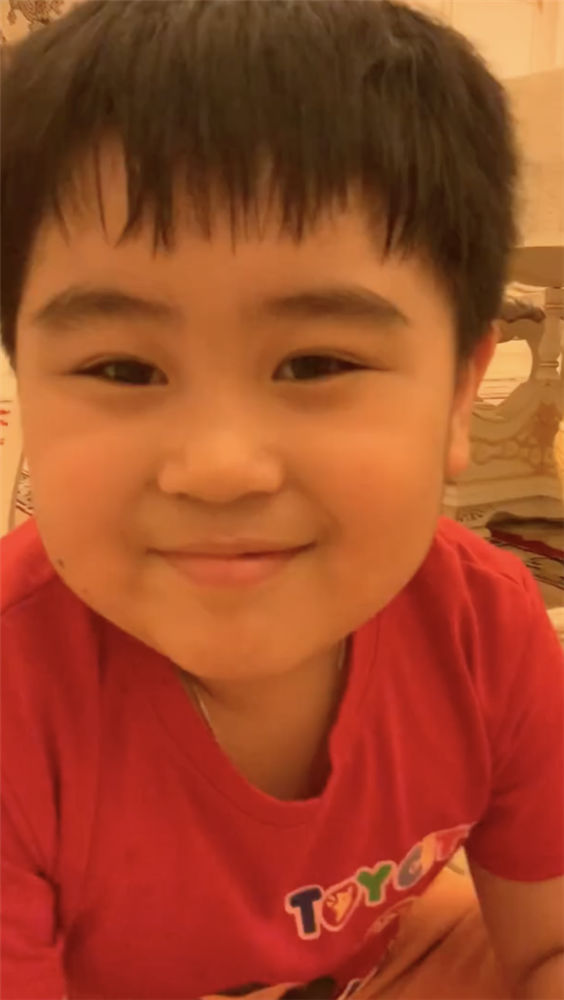 Tỷ phú 9 tuổi thừa kế khối tài sản 6000 tỷ tập tành review đồ ăn, đó lại là một món không ai ngờ tới-5