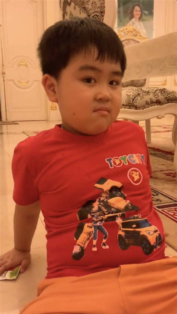 Tỷ phú 9 tuổi thừa kế khối tài sản 6000 tỷ tập tành review đồ ăn, đó lại là một món không ai ngờ tới-6