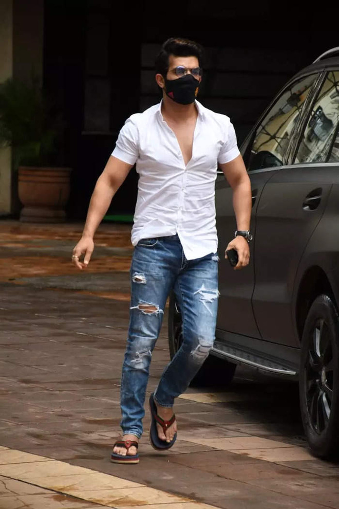 Cảnh tượng xót xa trong lễ hoả táng tài tử Cô Dâu 8 Tuổi: Mẹ ruột ôm ngực lặng người, bạn gái đi không vững, đau đớn gào khóc-3