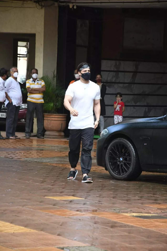 Cảnh tượng xót xa trong lễ hoả táng tài tử Cô Dâu 8 Tuổi: Mẹ ruột ôm ngực lặng người, bạn gái đi không vững, đau đớn gào khóc-4