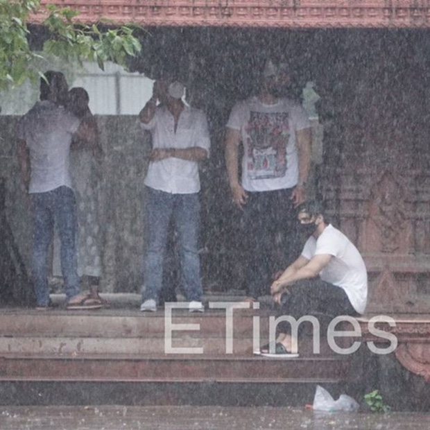 Cảnh tượng xót xa trong lễ hoả táng tài tử Cô Dâu 8 Tuổi: Mẹ ruột ôm ngực lặng người, bạn gái đi không vững, đau đớn gào khóc-14