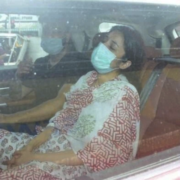 Cảnh tượng xót xa trong lễ hoả táng tài tử Cô Dâu 8 Tuổi: Mẹ ruột ôm ngực lặng người, bạn gái đi không vững, đau đớn gào khóc-9