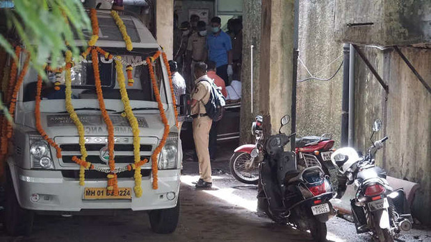 Cảnh tượng xót xa trong lễ hoả táng tài tử Cô Dâu 8 Tuổi: Mẹ ruột ôm ngực lặng người, bạn gái đi không vững, đau đớn gào khóc-6