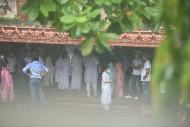 Cảnh tượng xót xa trong lễ hoả táng tài tử Cô Dâu 8 Tuổi: Mẹ ruột ôm ngực lặng người, bạn gái đi không vững, đau đớn gào khóc-13